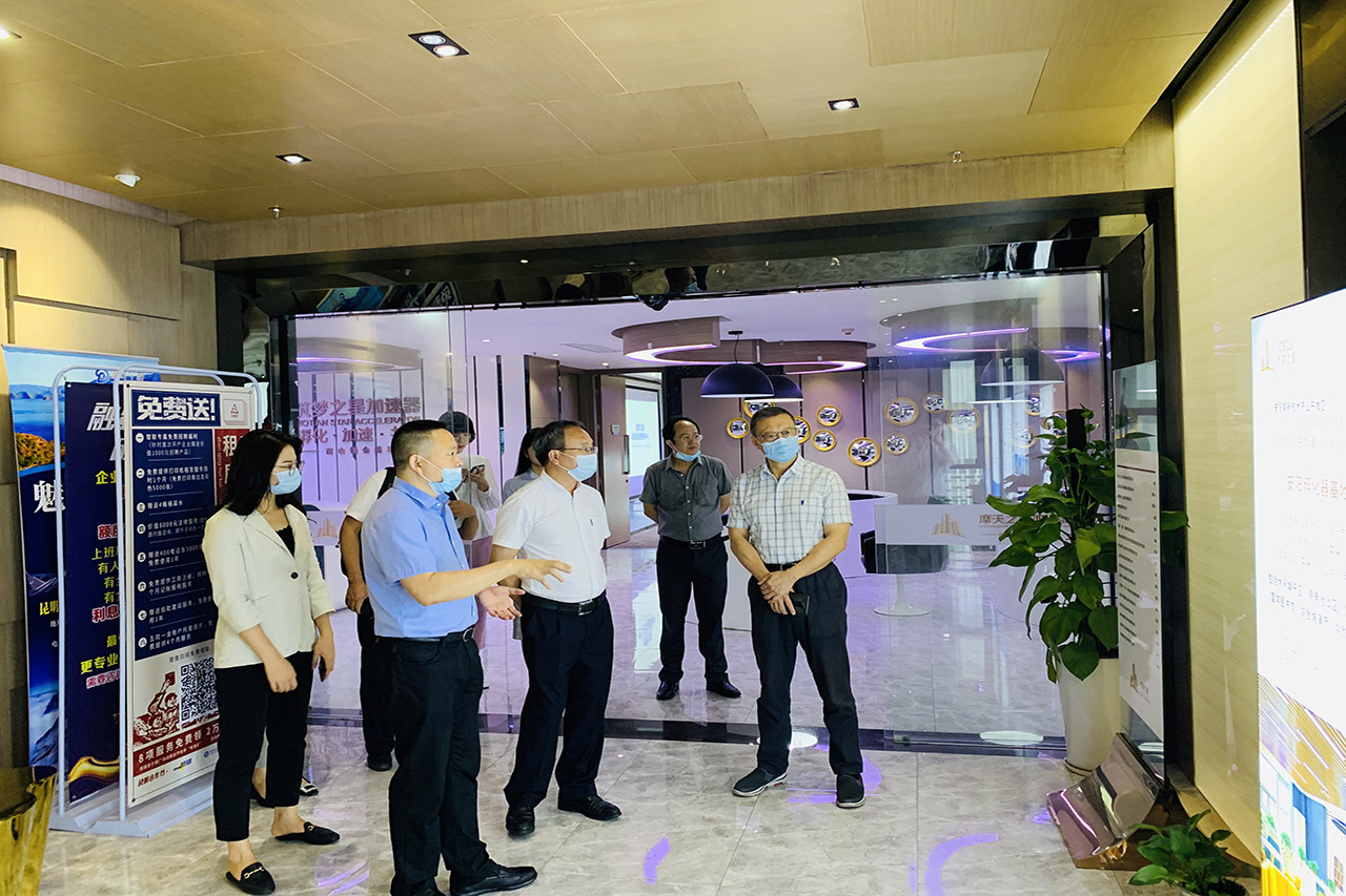 我会会长陪同贺州科技局局长潘顺康一行考察深圳筑梦之星