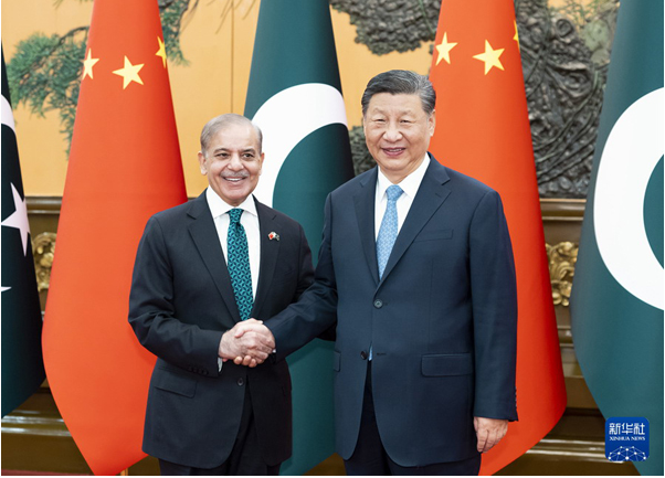 习近平会见巴基斯坦总理夏巴兹